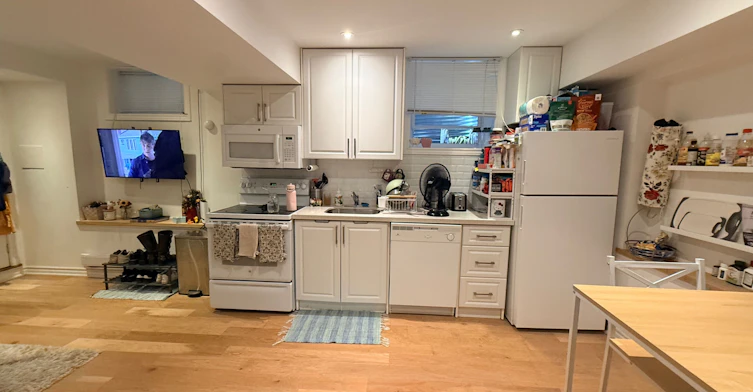 Lower-125 Walmer Road, Toronto, ON, M5R 2X8 - 2