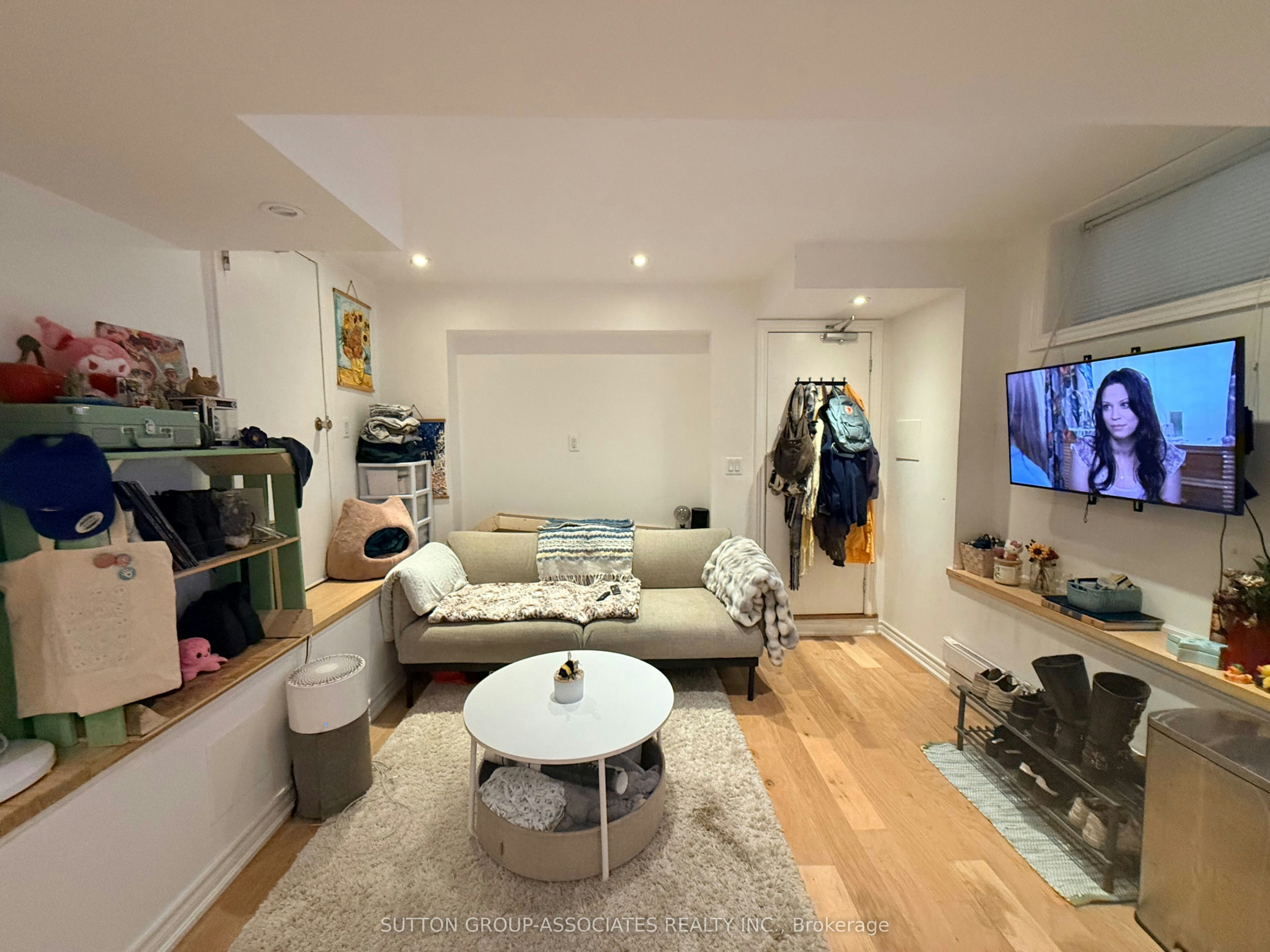 Lower-125 Walmer Road, Toronto, ON, M5R 2X8 - 4