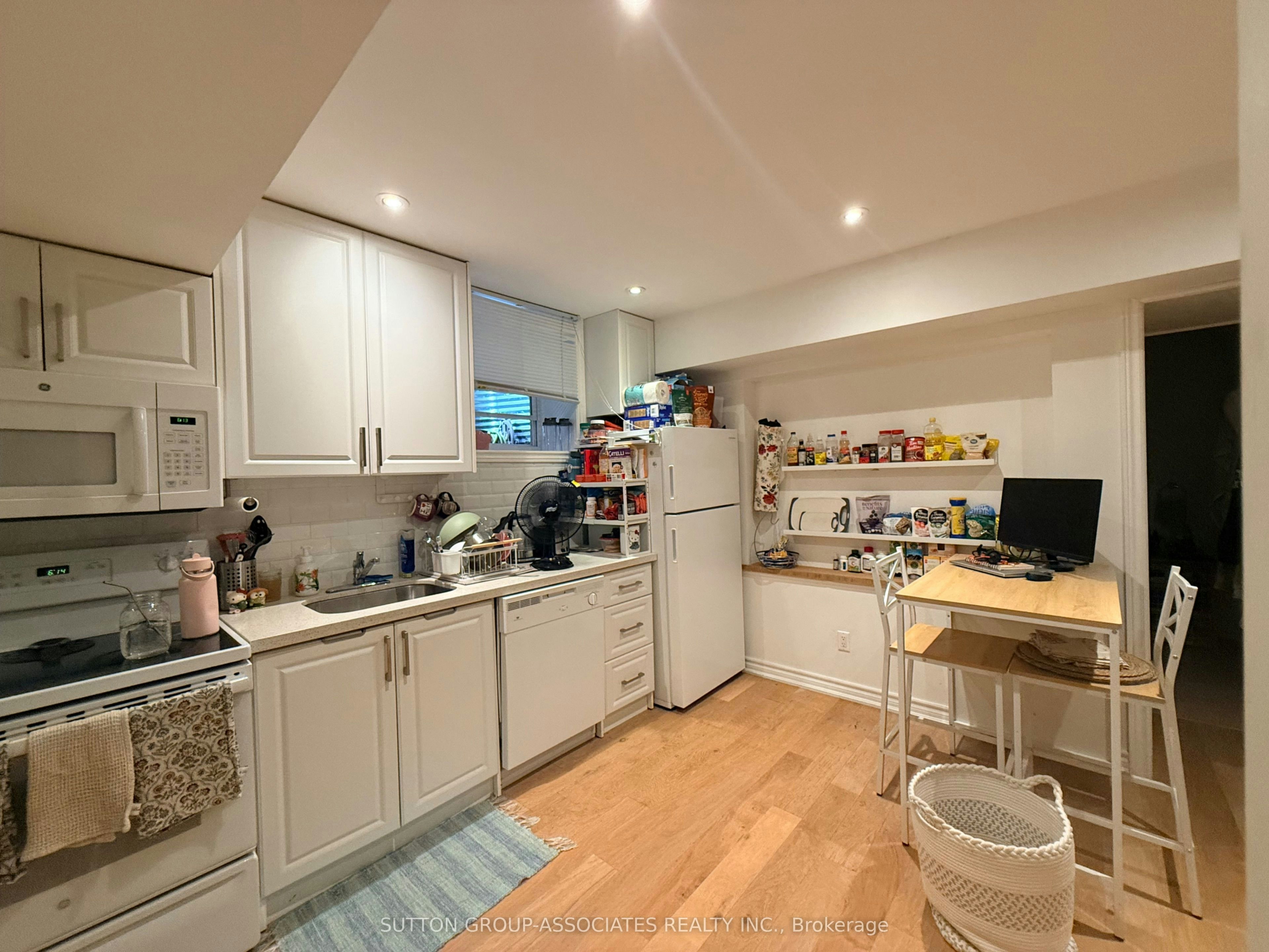 Lower-125 Walmer Road, Toronto, ON, M5R 2X8 - 3