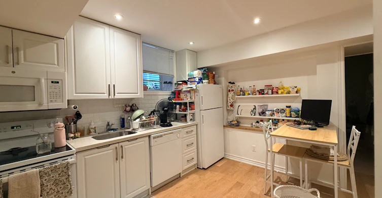 Lower-125 Walmer Road, Toronto, ON, M5R 2X8 - 3