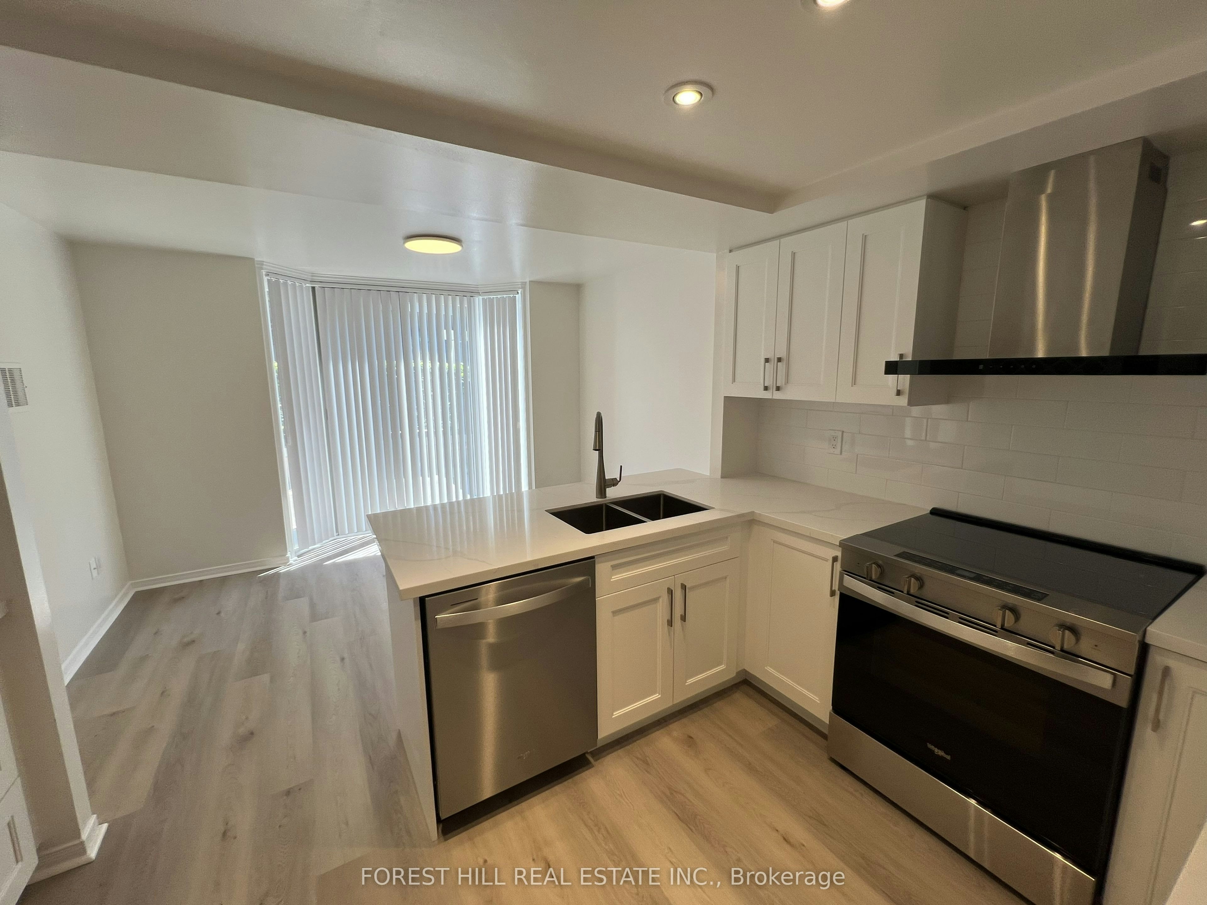 21 Lower Village Gate N/A, Toronto, ON, M5P 3L7 - 5