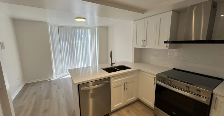 21 Lower Village Gate N/A, Toronto, ON, M5P 3L7 - 5