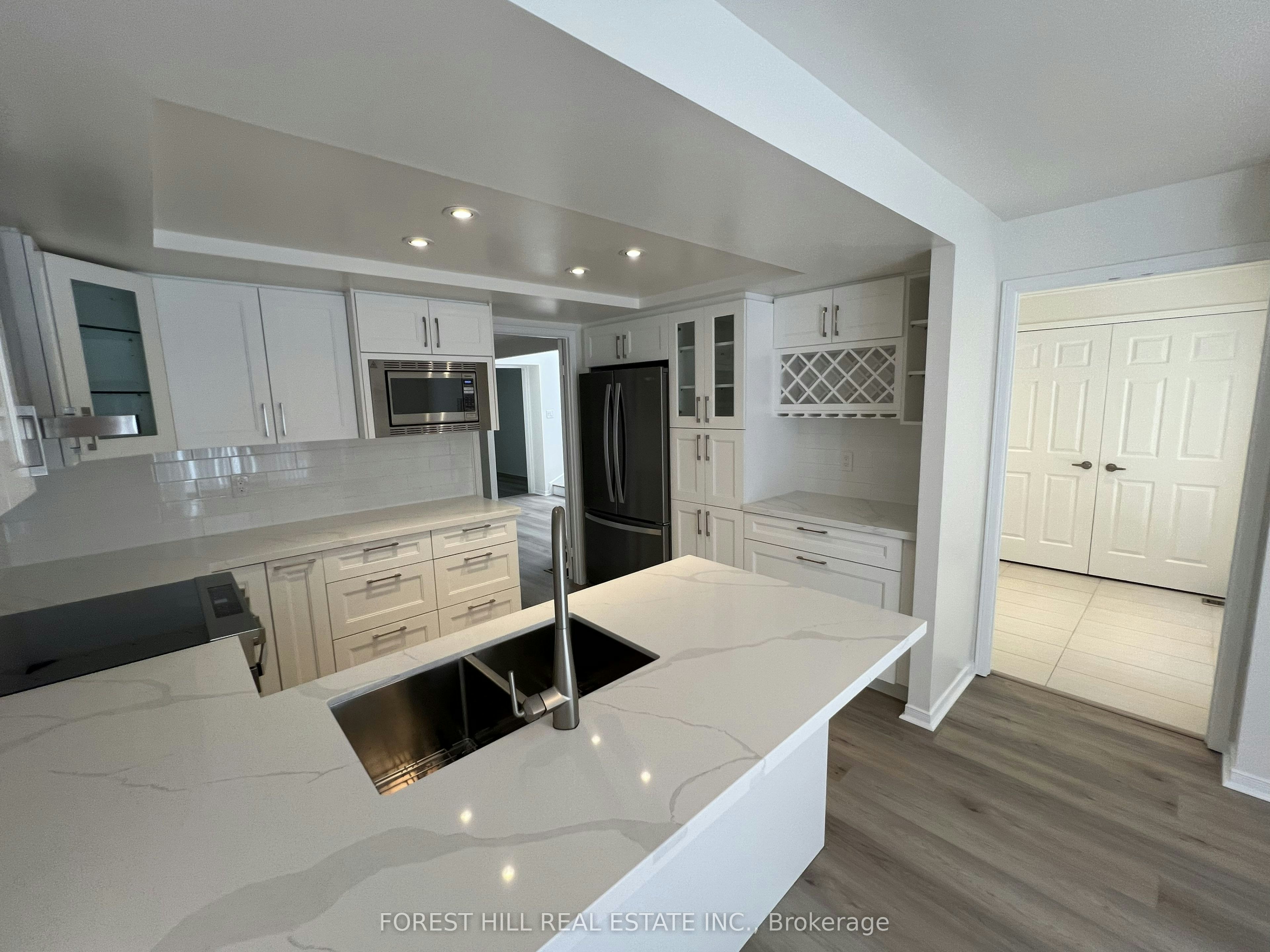 21 Lower Village Gate N/A, Toronto, ON, M5P 3L7 - 4