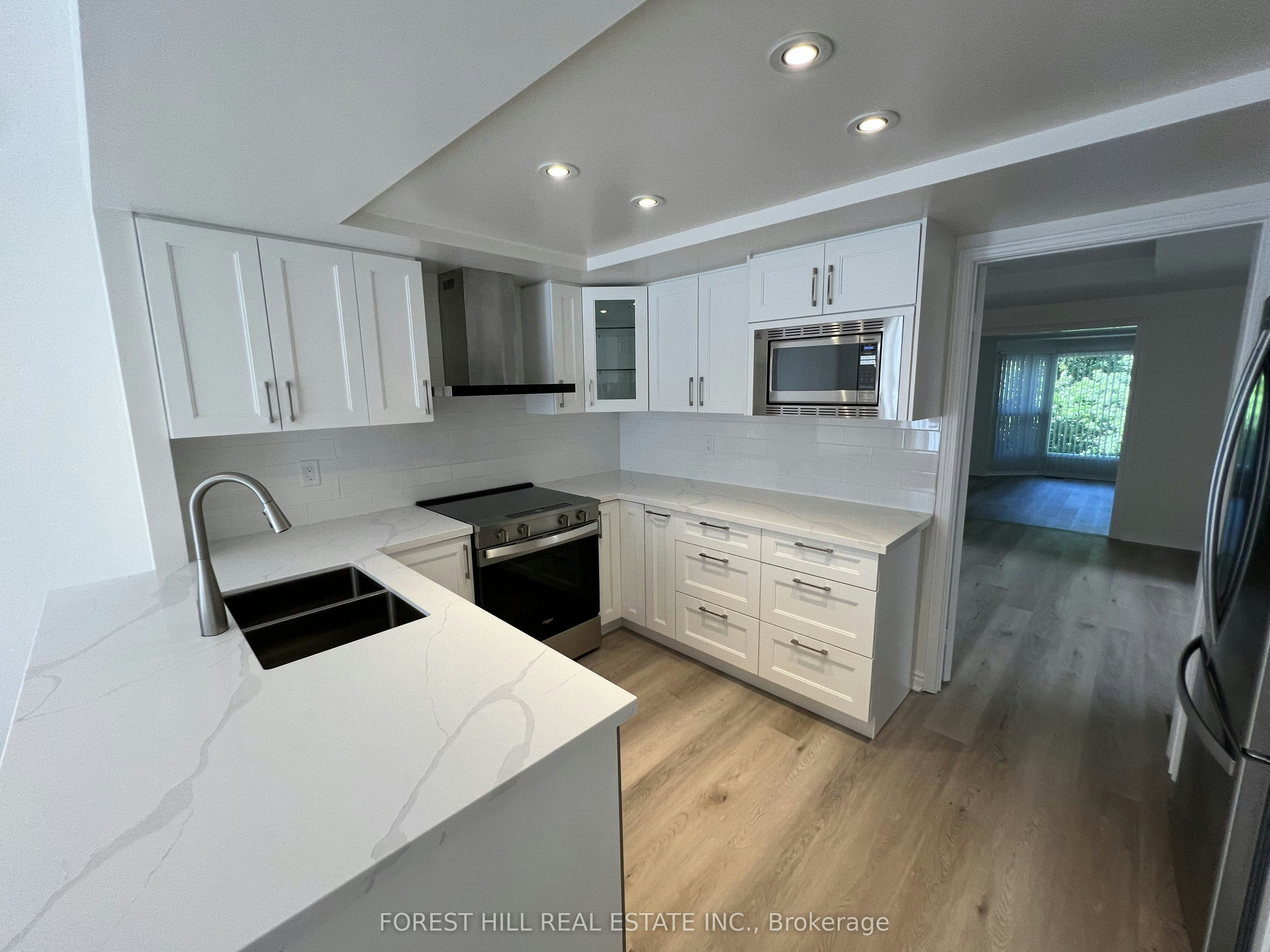 21 Lower Village Gate N/A, Toronto, ON, M5P 3L7 - 3