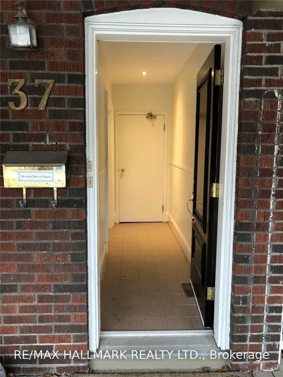 Upper-37 Lola Road, Toronto, ON, M5P 1E5 - 2