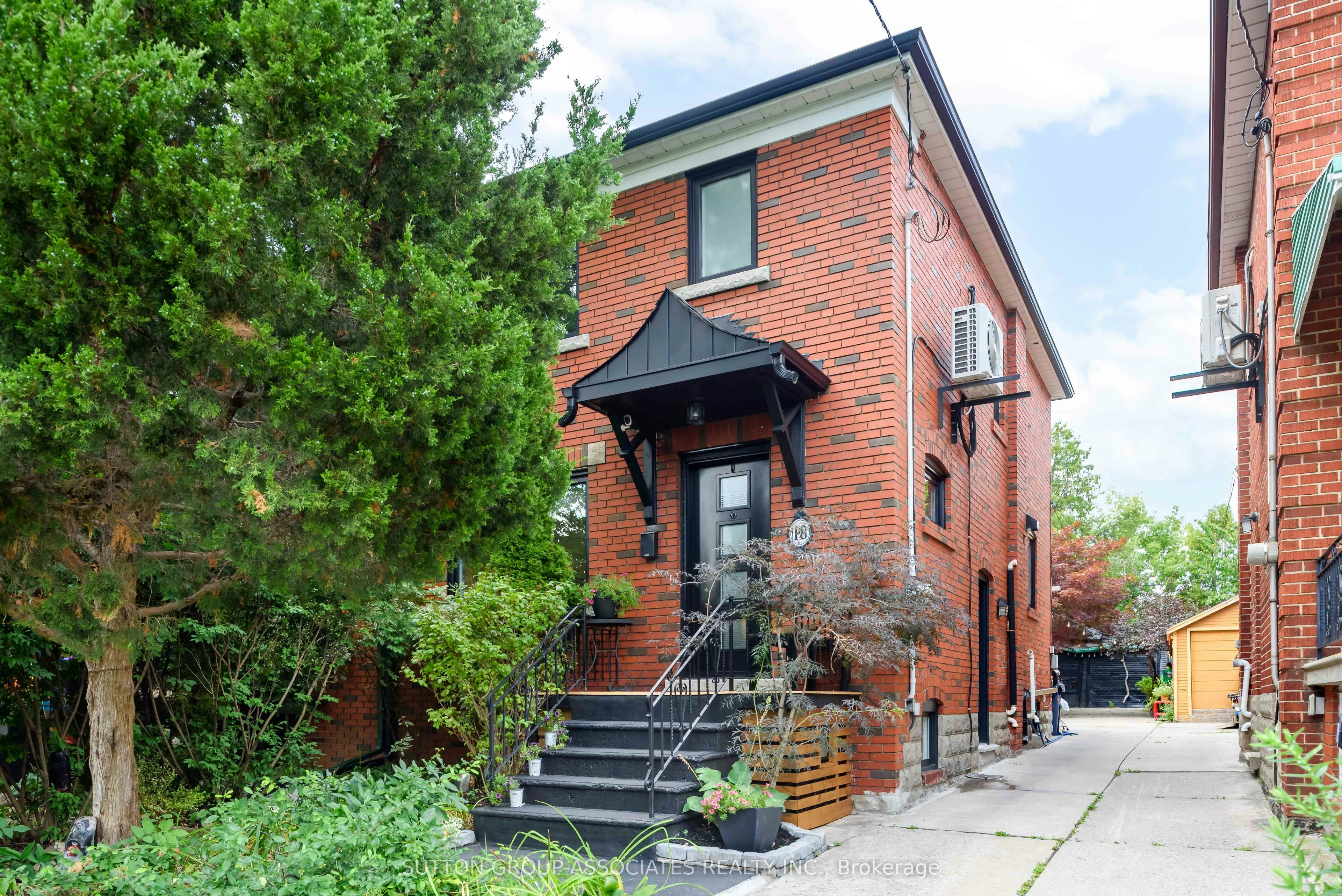 18 Earnscliffe Road, Toronto, ON, M6E 1J5
