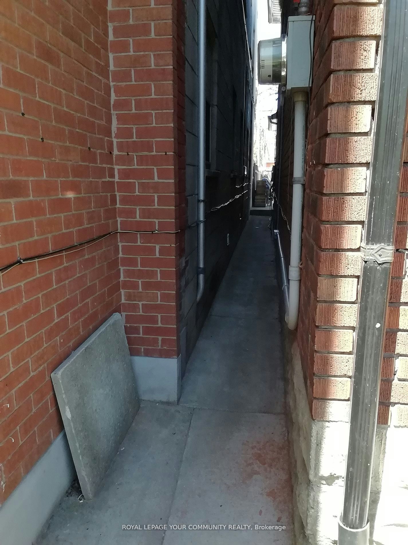 Lower-10 Ulster Street, Toronto, ON, M5S 1E2 - 3