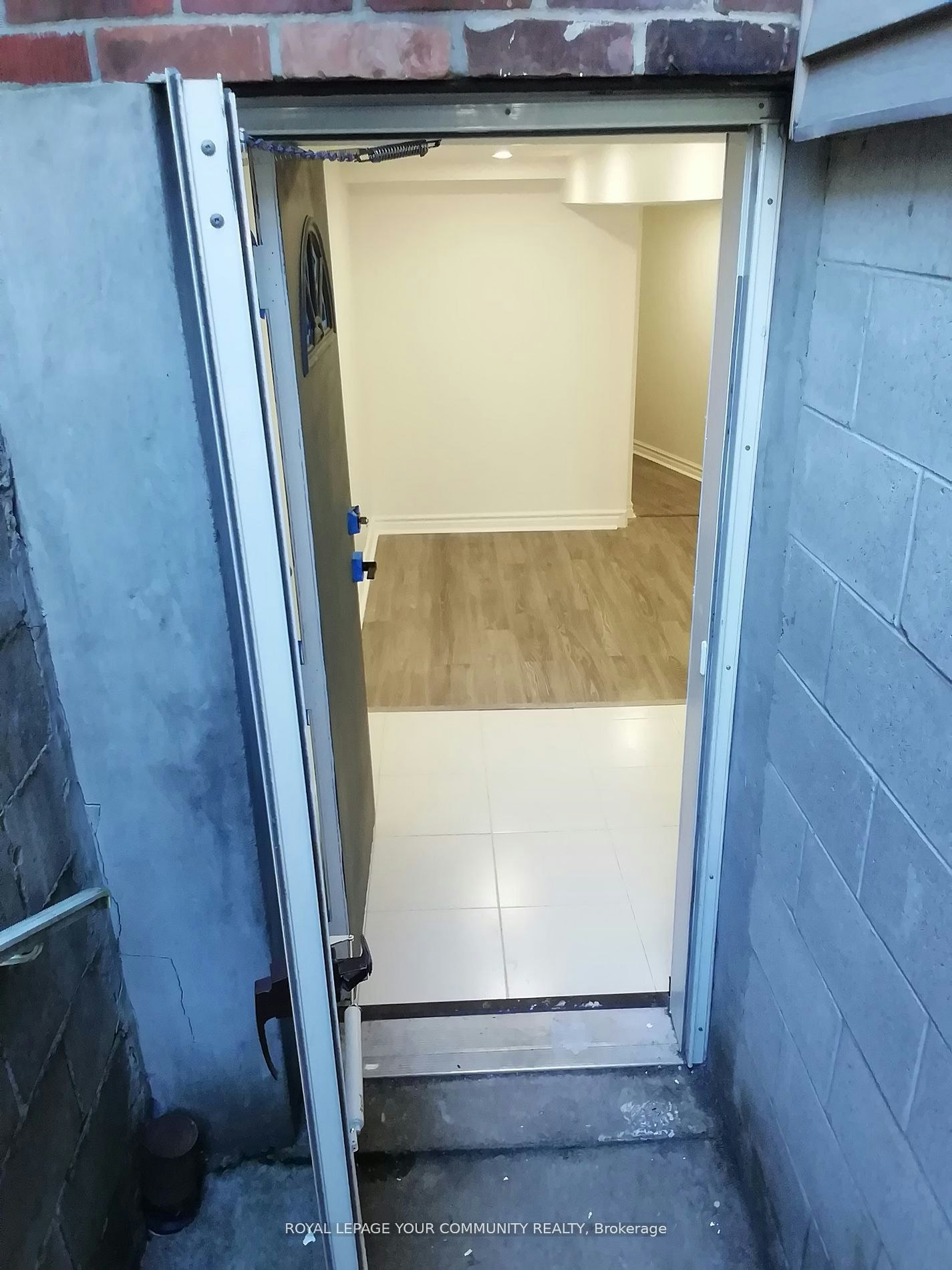 Lower-10 Ulster Street, Toronto, ON, M5S 1E2 - 4