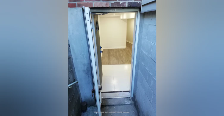 Lower-10 Ulster Street, Toronto, ON, M5S 1E2 - 4