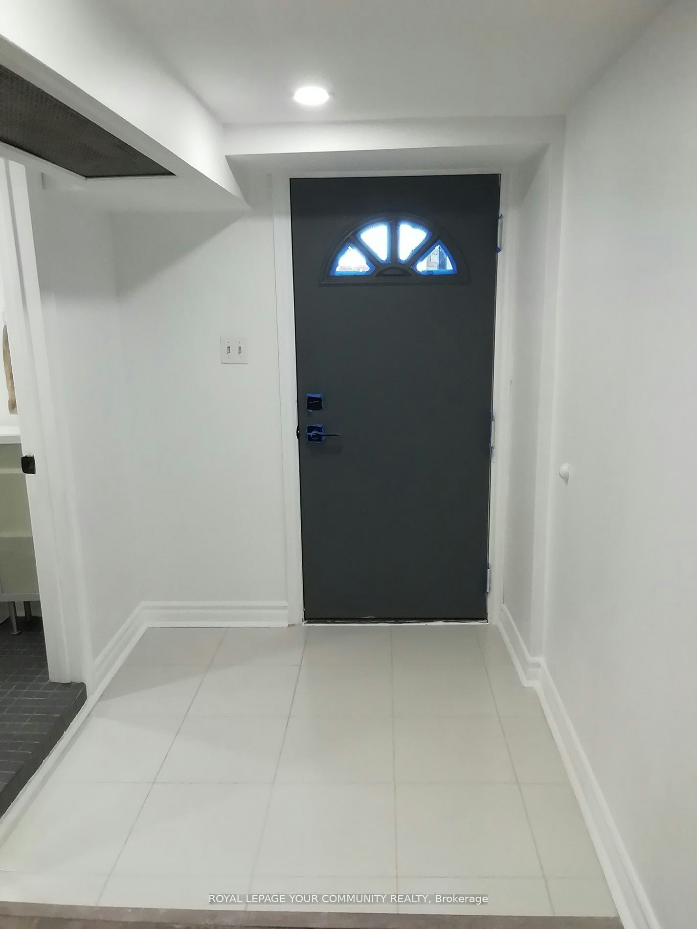 Lower-10 Ulster Street, Toronto, ON, M5S 1E2 - 5
