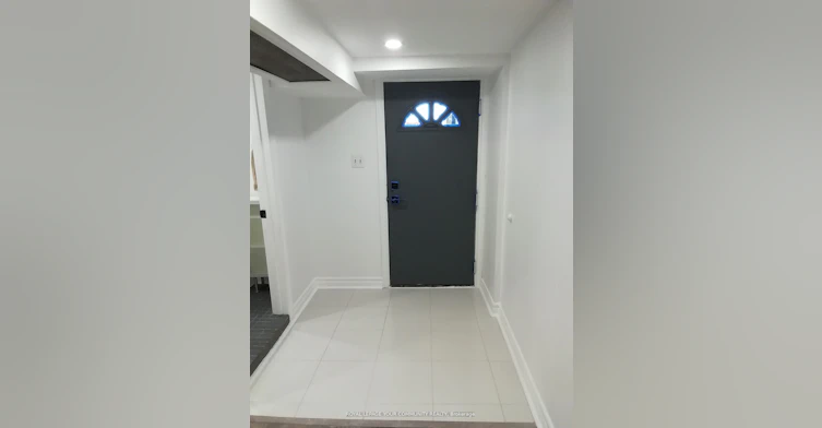 Lower-10 Ulster Street, Toronto, ON, M5S 1E2 - 5