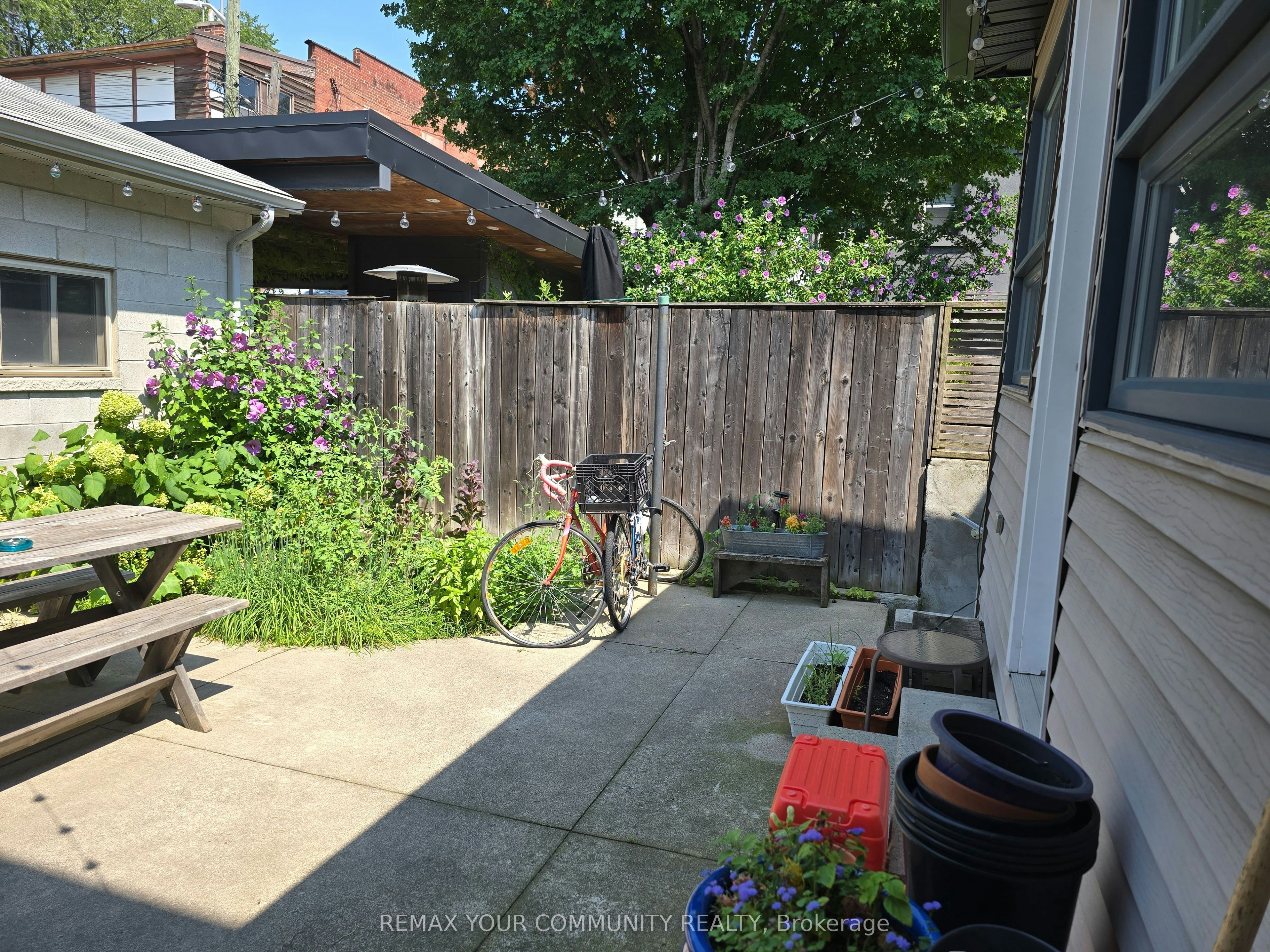 Lower-10 Ulster Street, Toronto, ON, M5S 1E2 - 16