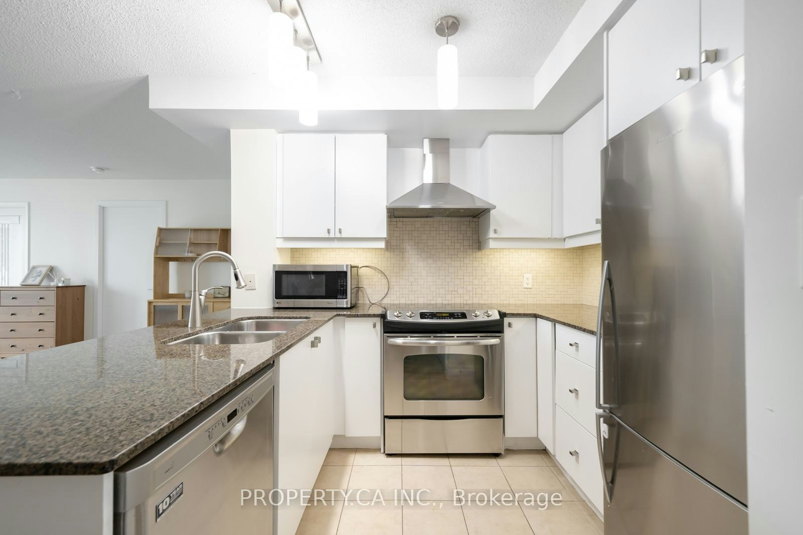 910-18 Harbour Street, Toronto, ON, M5J 2Z6 - 4