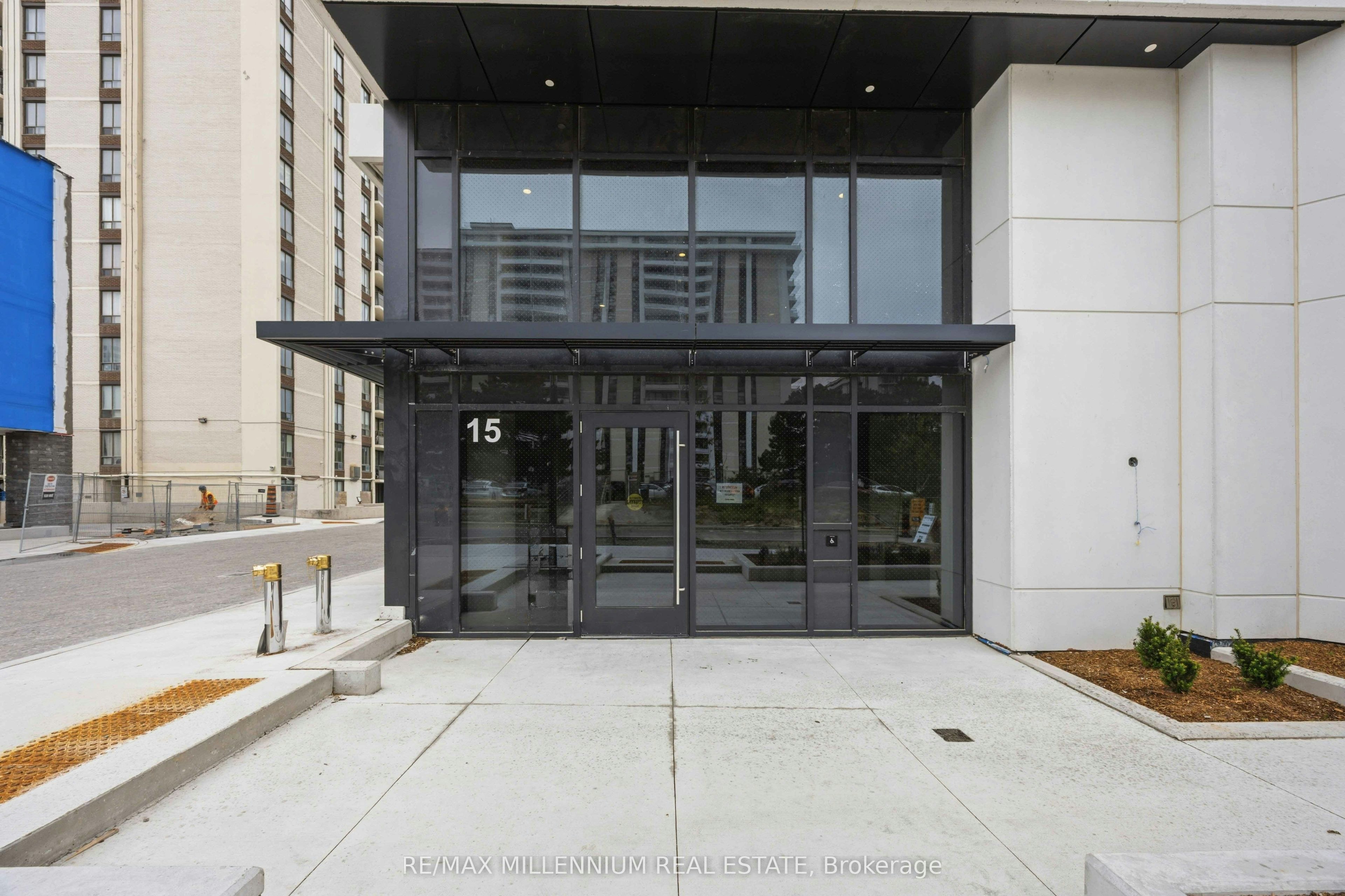 1703-15 Salomon Drive, Toronto, ON, M3C 0T2 - 3