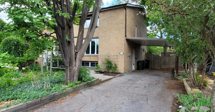 95 Overland Drive, Toronto, ON, M3C 2C3