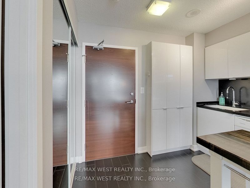1110-15 Iceboat Terrace, Toronto, ON, M5V 4A5 - 2