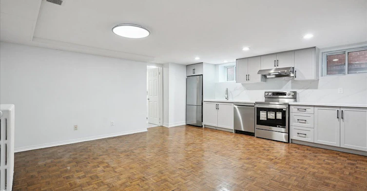 Lower-12 Castle View Avenue, Toronto, ON, M5R 1Y9 - 3