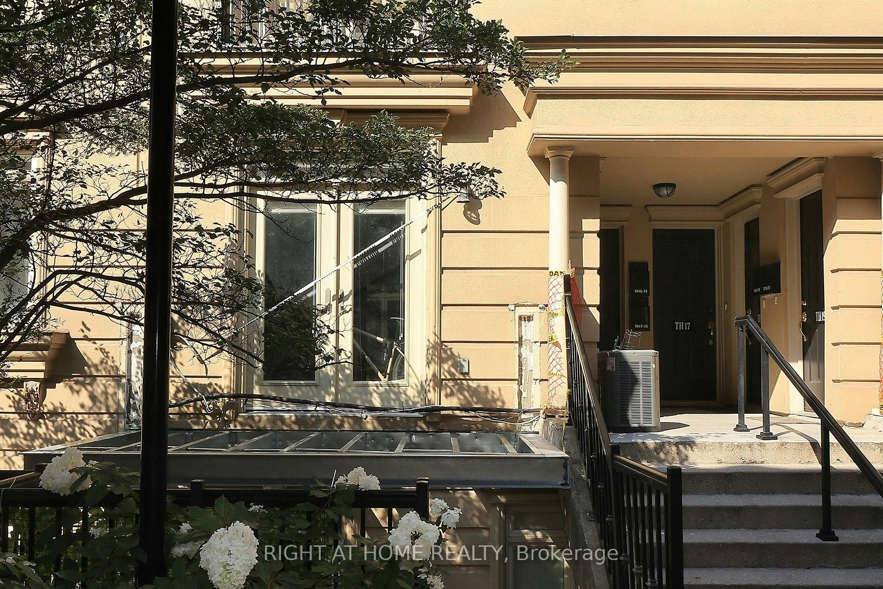 TH12-78 Carr Street, Toronto, ON, M5T 1B7