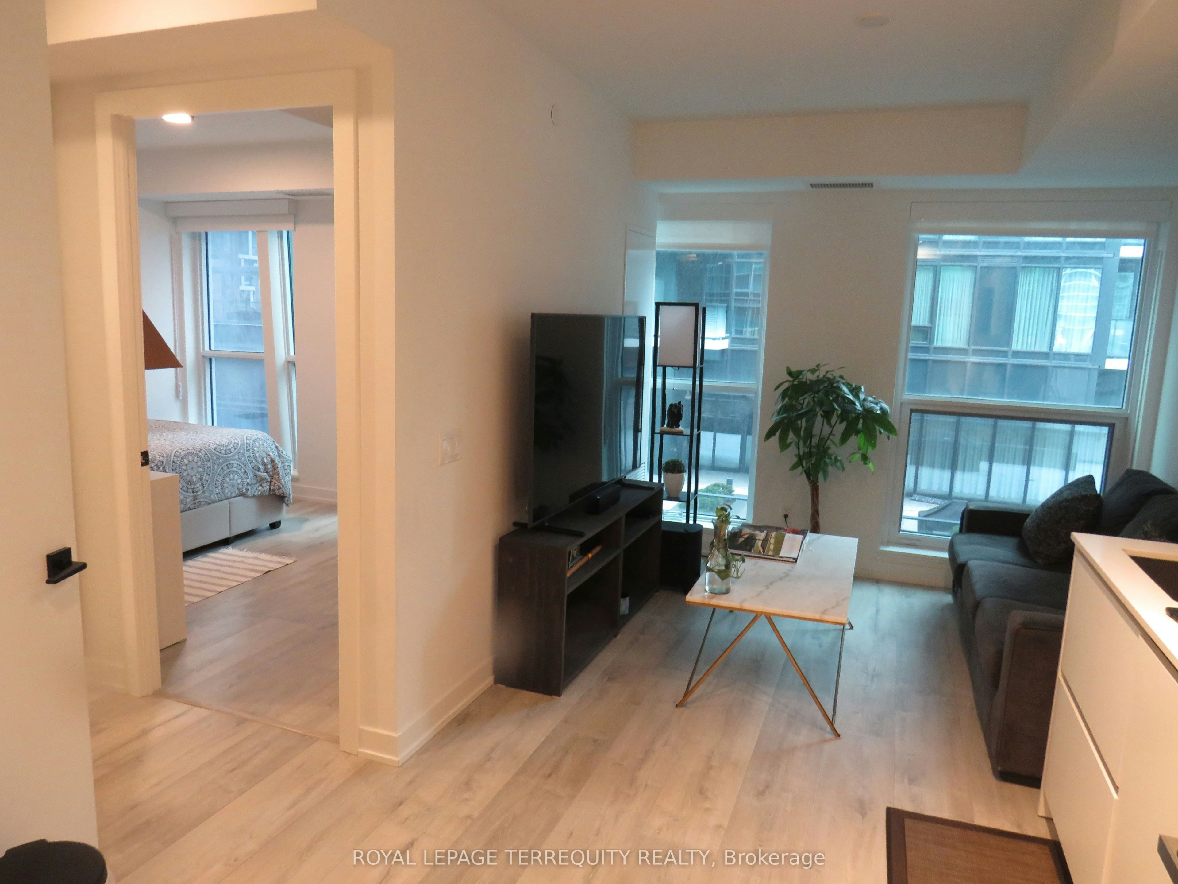 805-327 King Street W, Toronto, ON, M5V 0W7 - 2