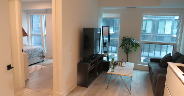 805-327 King Street W, Toronto, ON, M5V 0W7 - 2