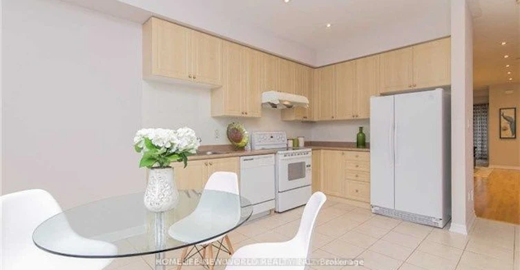 Upper-6 Altamont Road, Toronto, ON, M2M 1S4 - 4