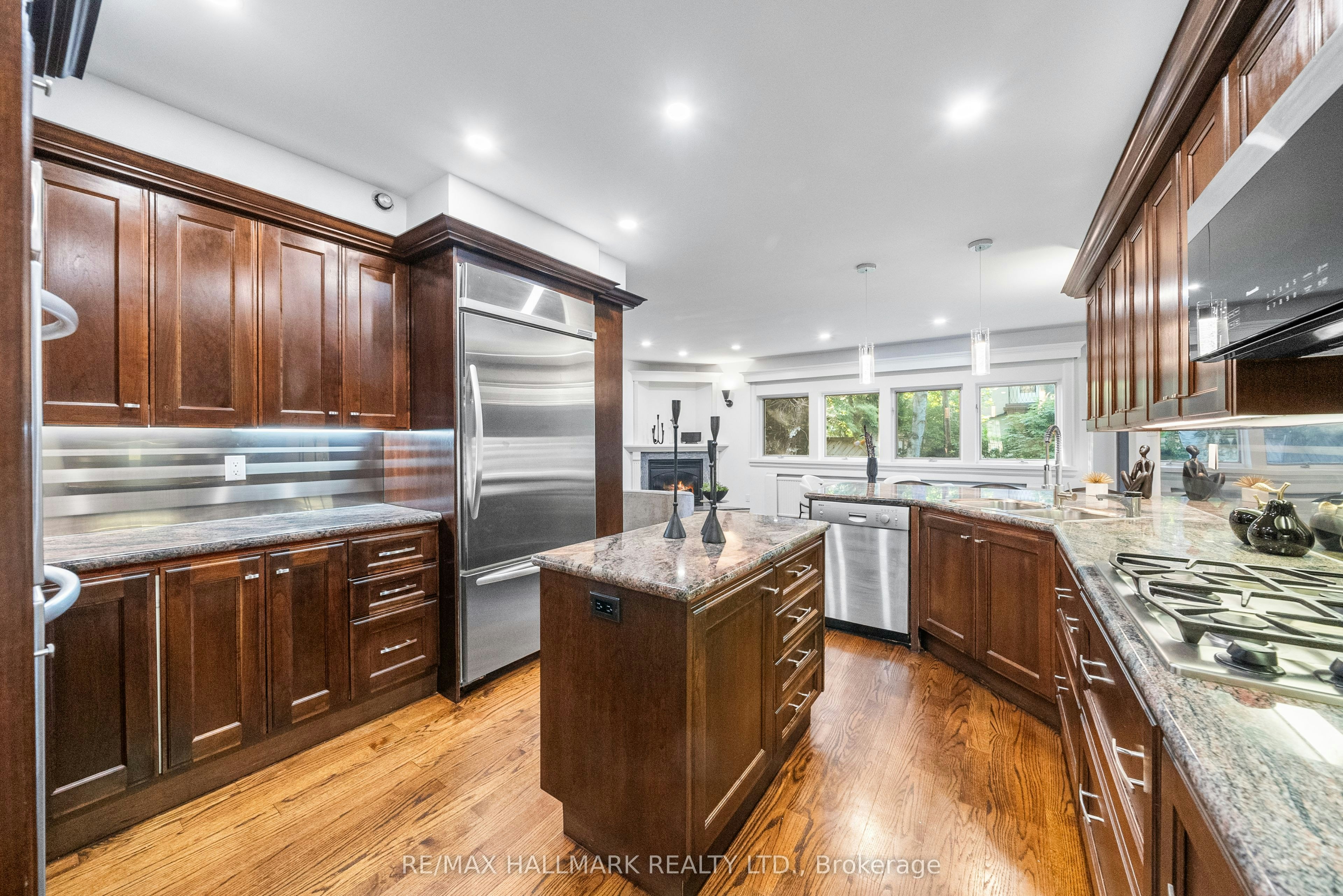 16 Elderwood Drive, Toronto, ON, M5P 1W5 - 12