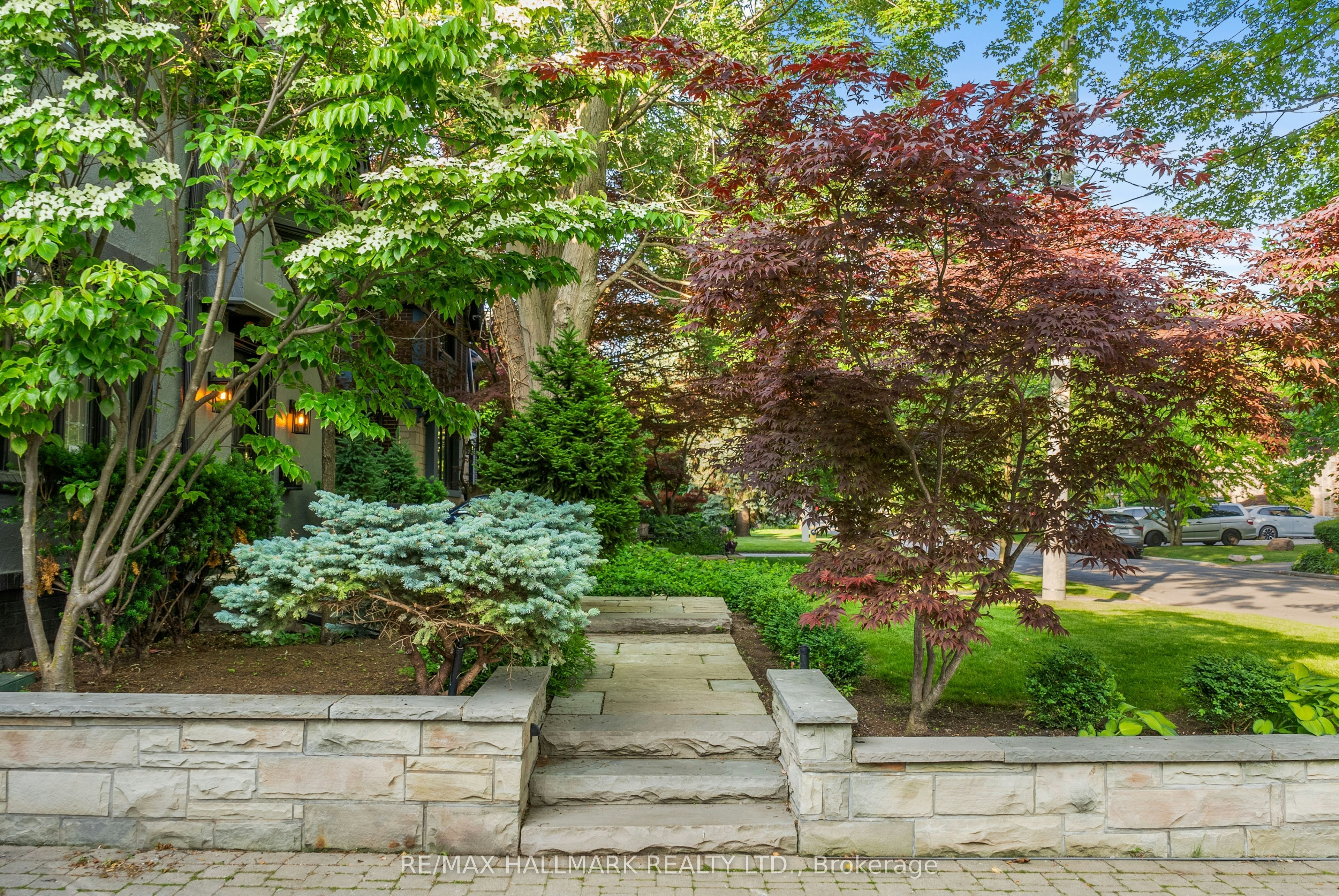 16 Elderwood Drive, Toronto, ON, M5P 1W5 - 3