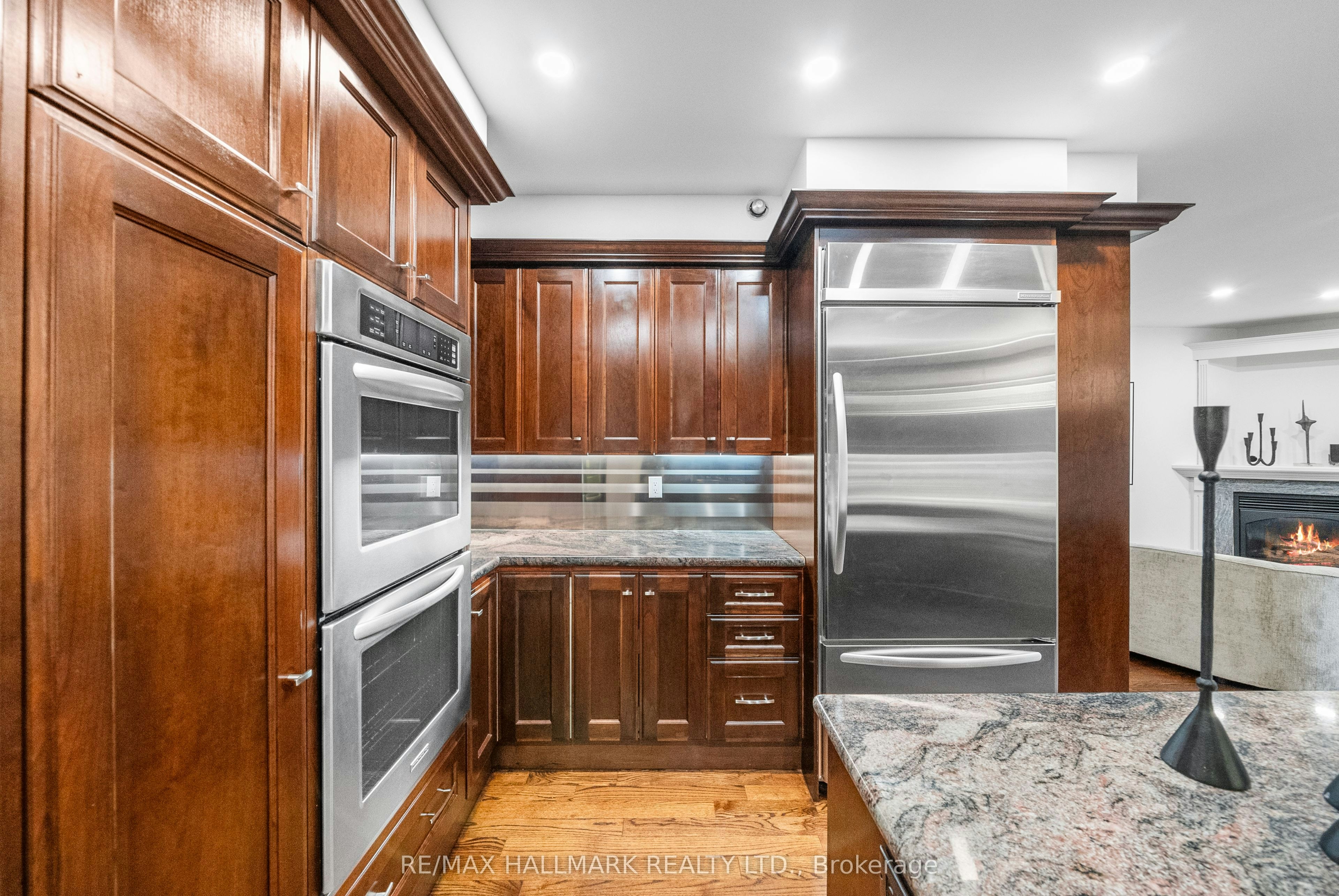 16 Elderwood Drive, Toronto, ON, M5P 1W5 - 13