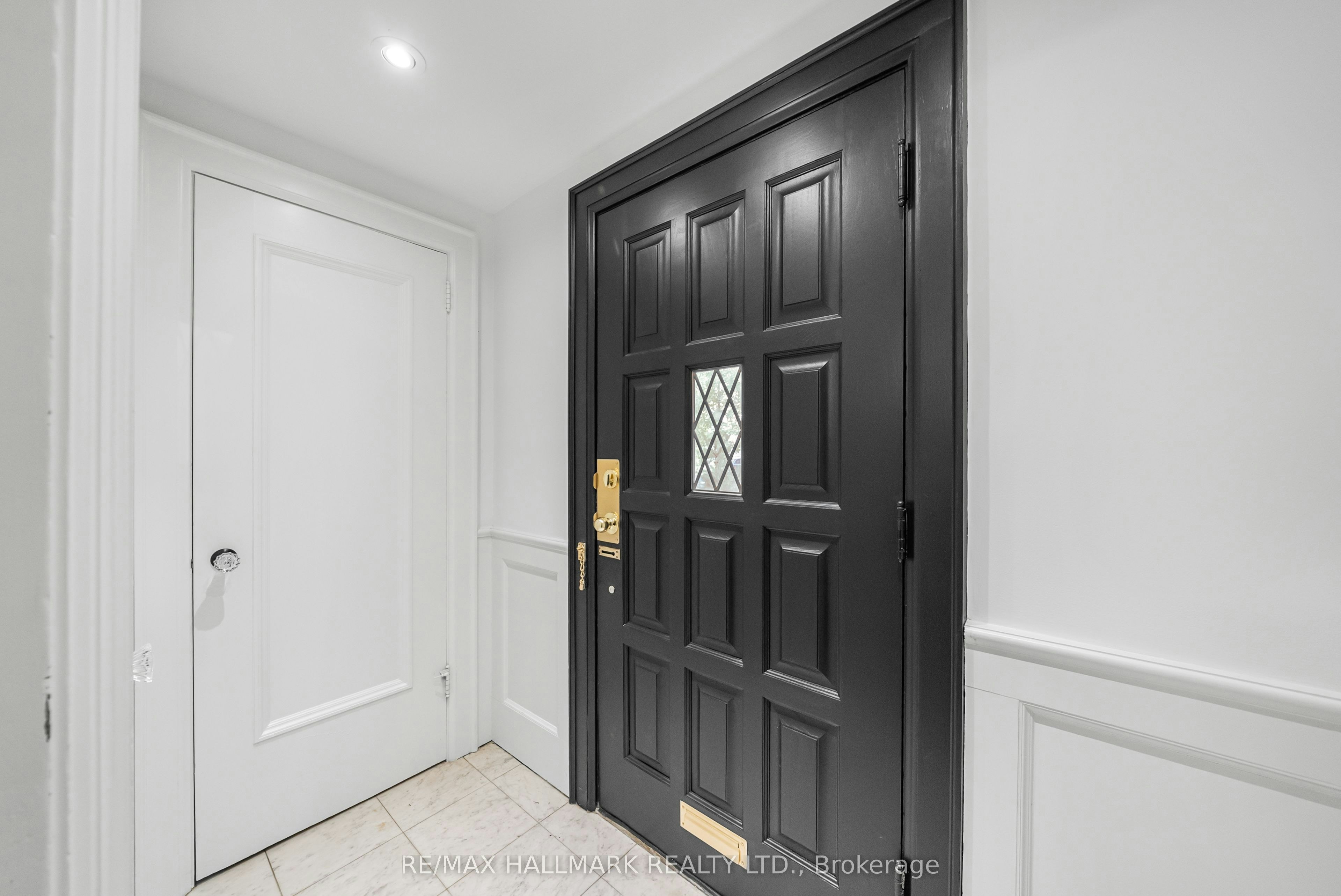 16 Elderwood Drive, Toronto, ON, M5P 1W5 - 5