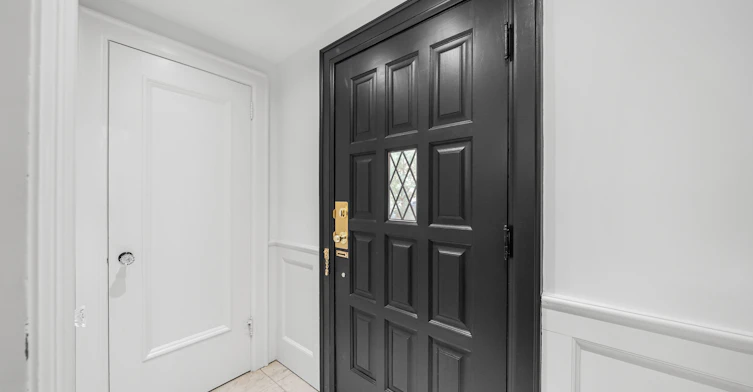 16 Elderwood Drive, Toronto, ON, M5P 1W5 - 5