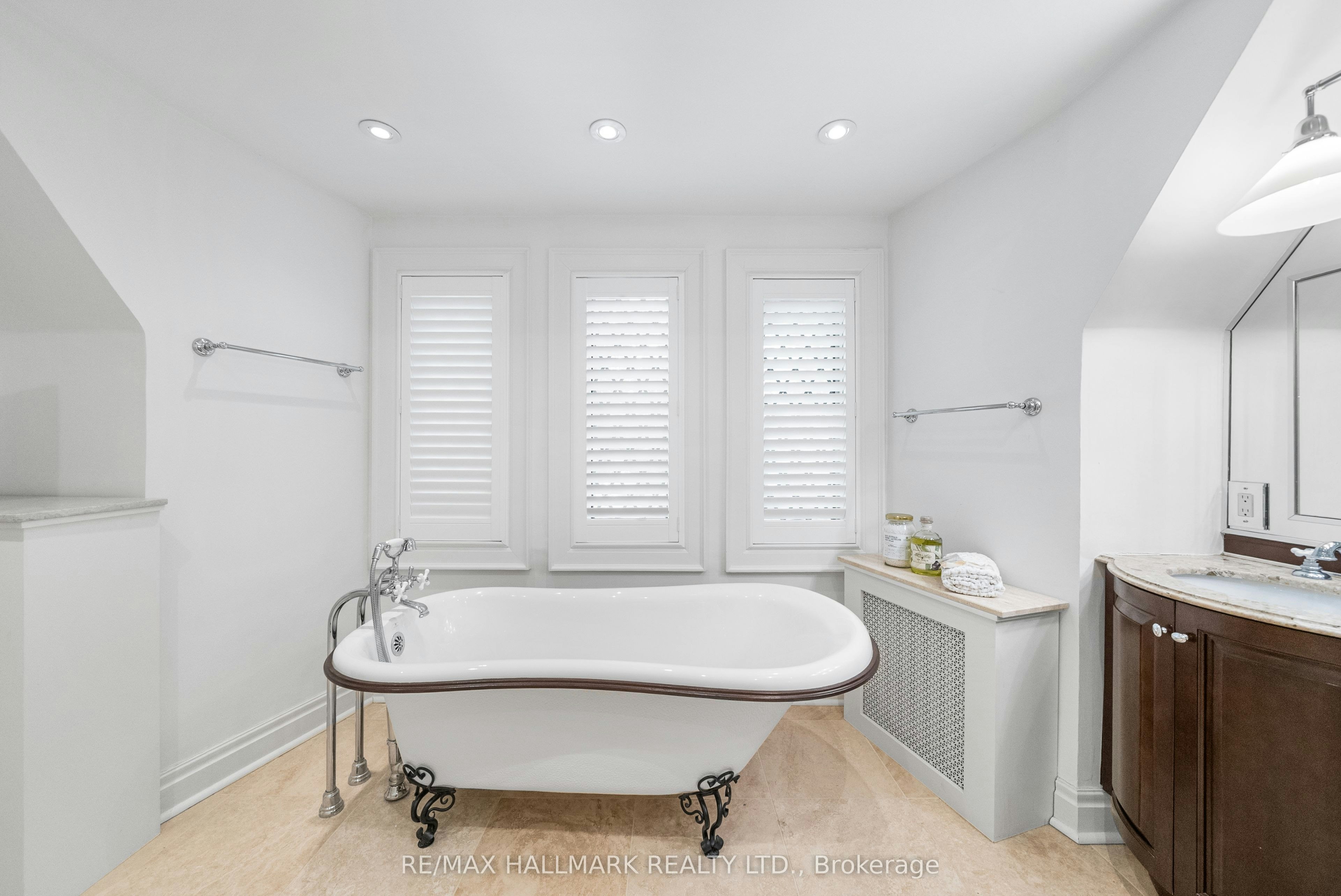 16 Elderwood Drive, Toronto, ON, M5P 1W5 - 22