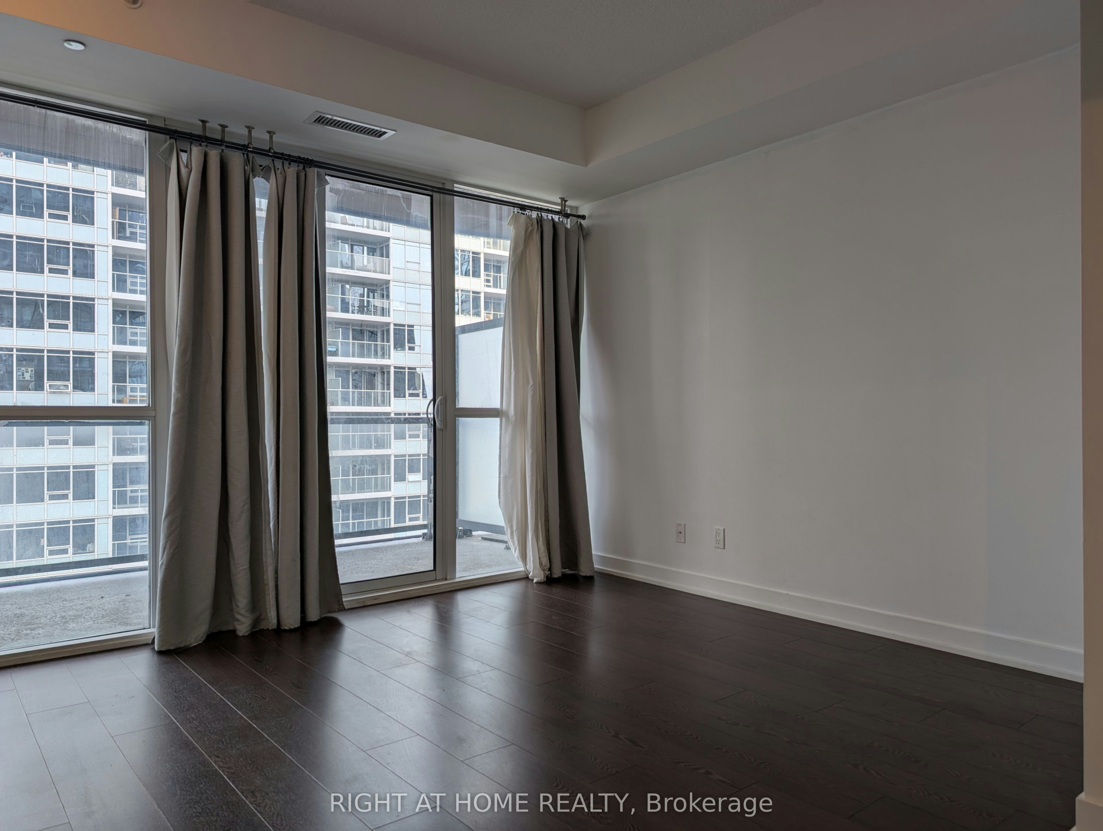 1109-20 Bruyeres Mews, Toronto, ON, M5V 0G8 - 4