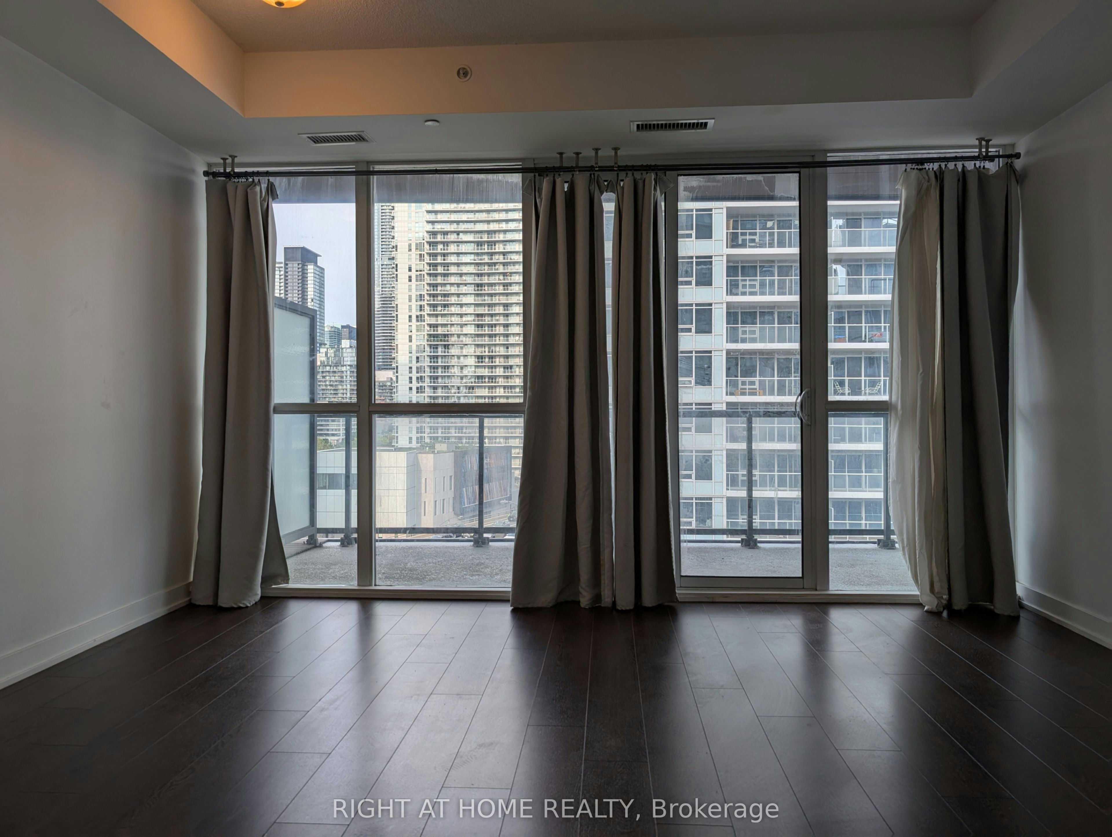 1109-20 Bruyeres Mews, Toronto, ON, M5V 0G8 - 3