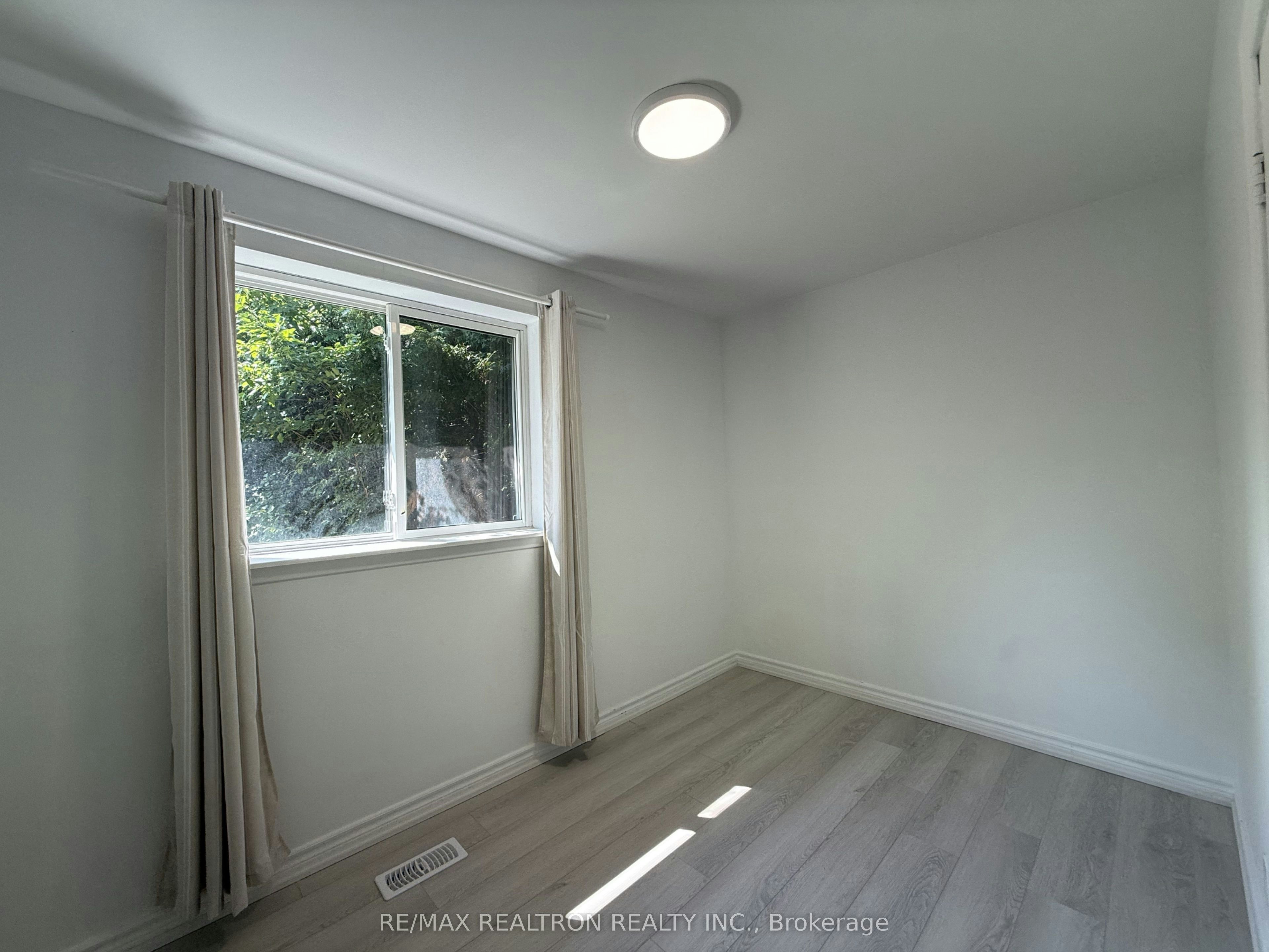 Main-217 Moore Park Avenue, Toronto, ON, M2M 1N5 - 9