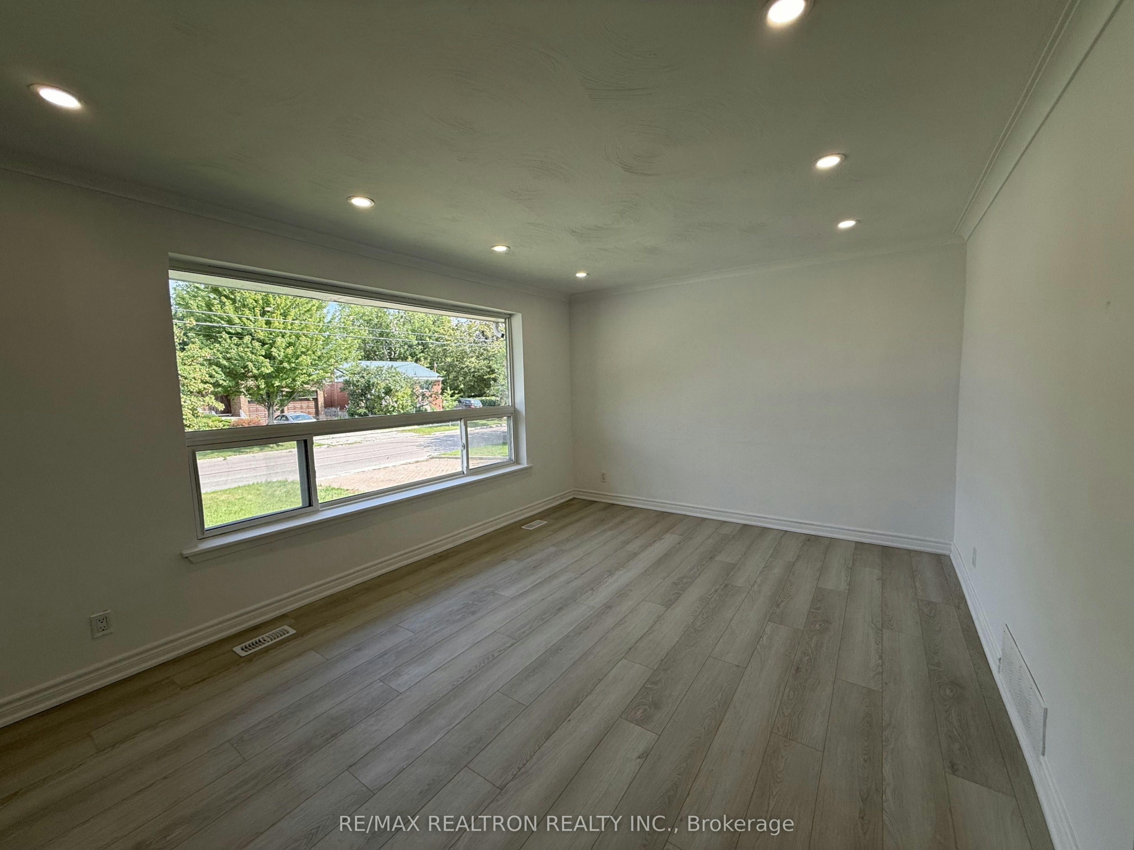 Main-217 Moore Park Avenue, Toronto, ON, M2M 1N5 - 3