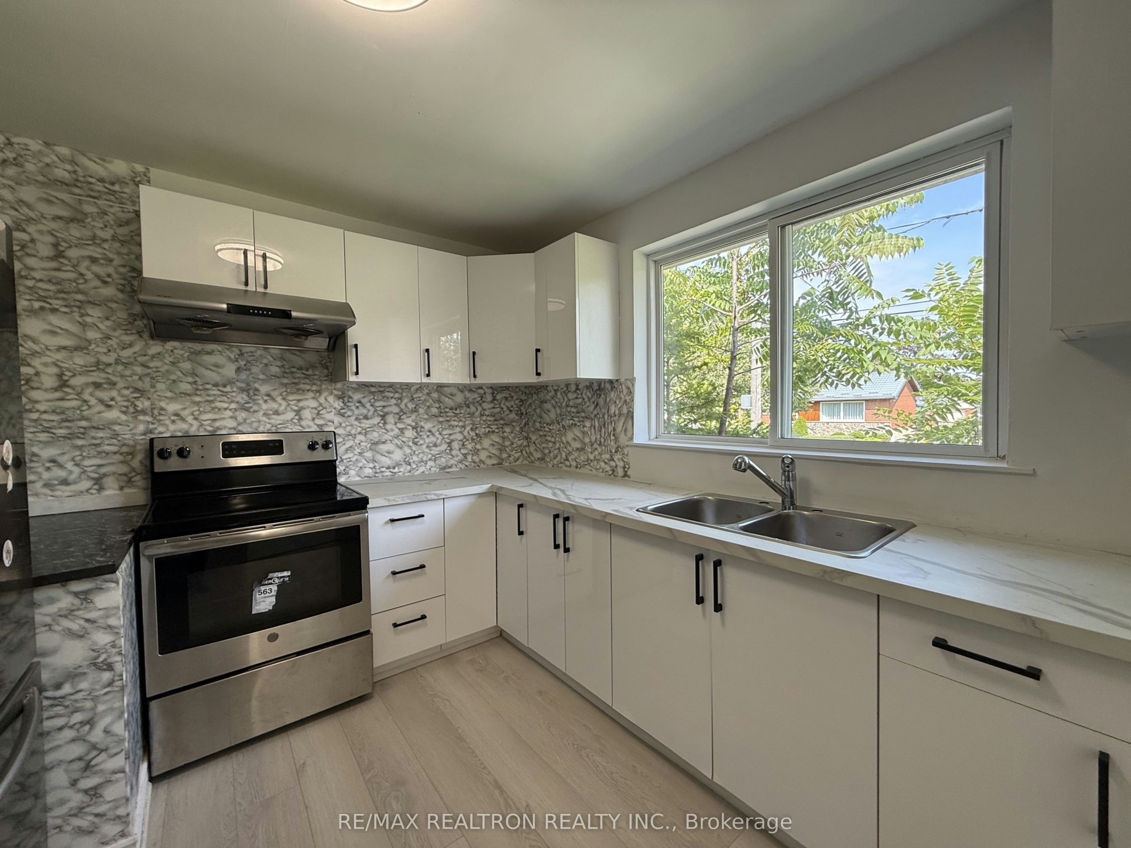 Main-217 Moore Park Avenue, Toronto, ON, M2M 1N5 - 5