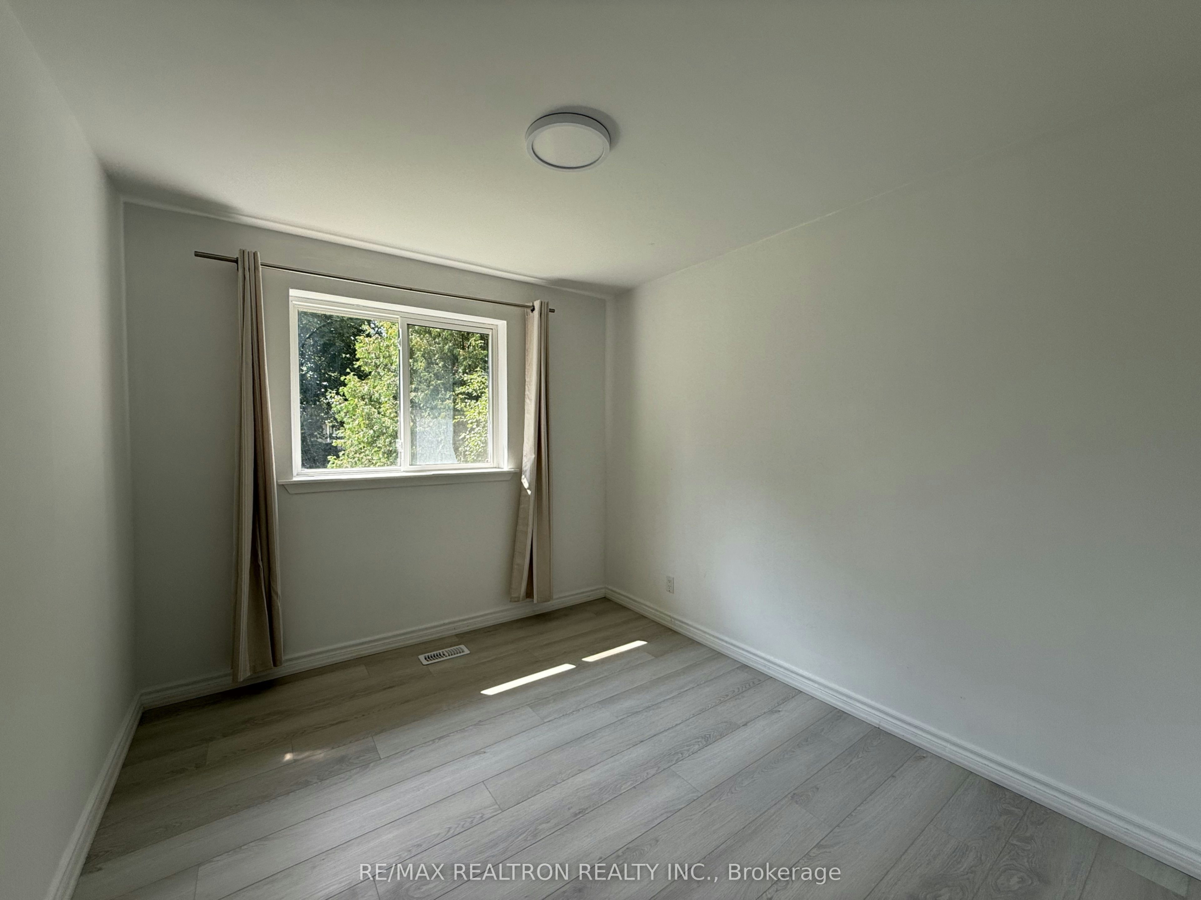 Main-217 Moore Park Avenue, Toronto, ON, M2M 1N5 - 8