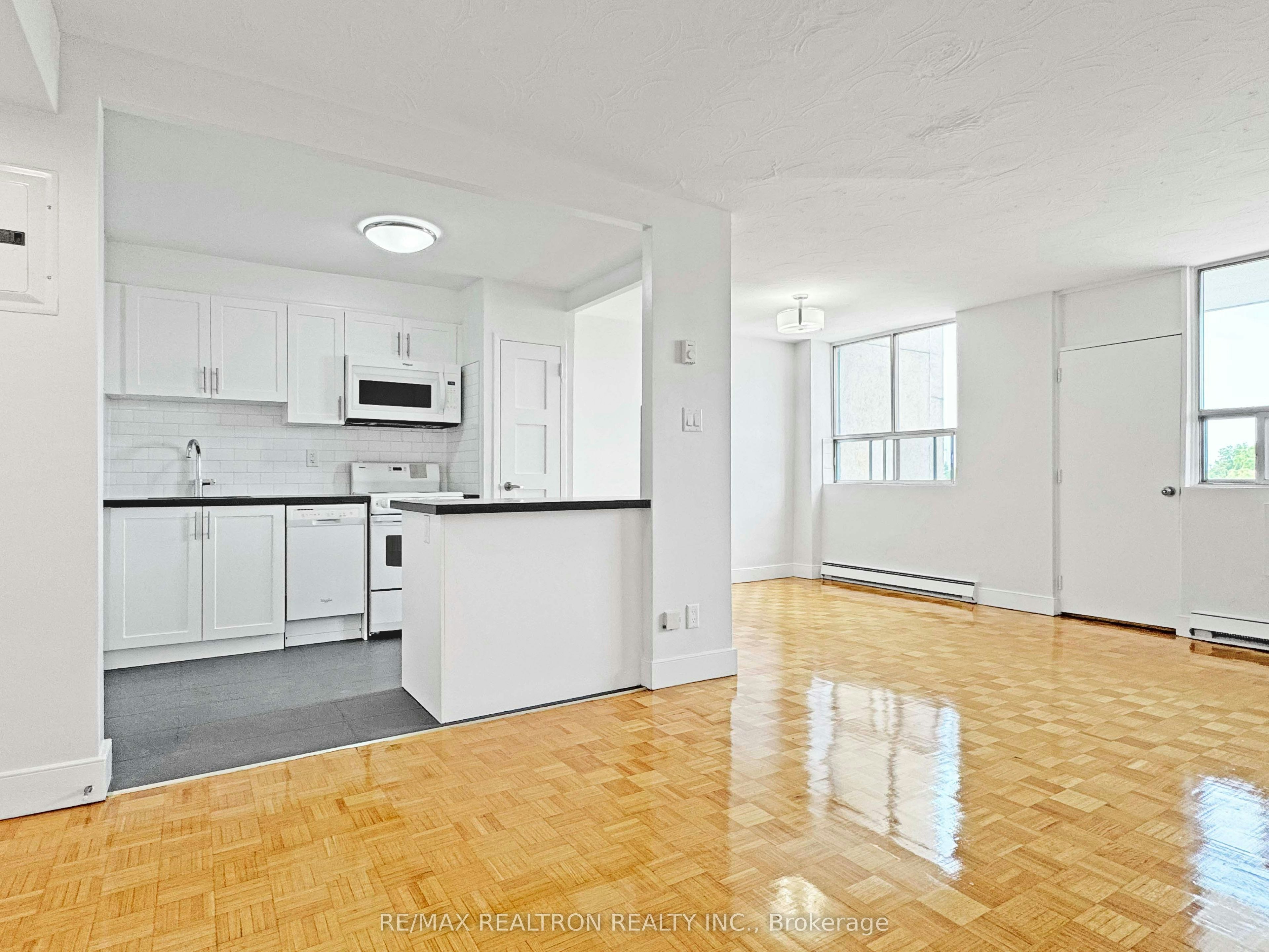 903-525 Eglinton Avenue E, Toronto, ON, M4P 2P6 - 2