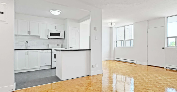 903-525 Eglinton Avenue E, Toronto, ON, M4P 2P6 - 2