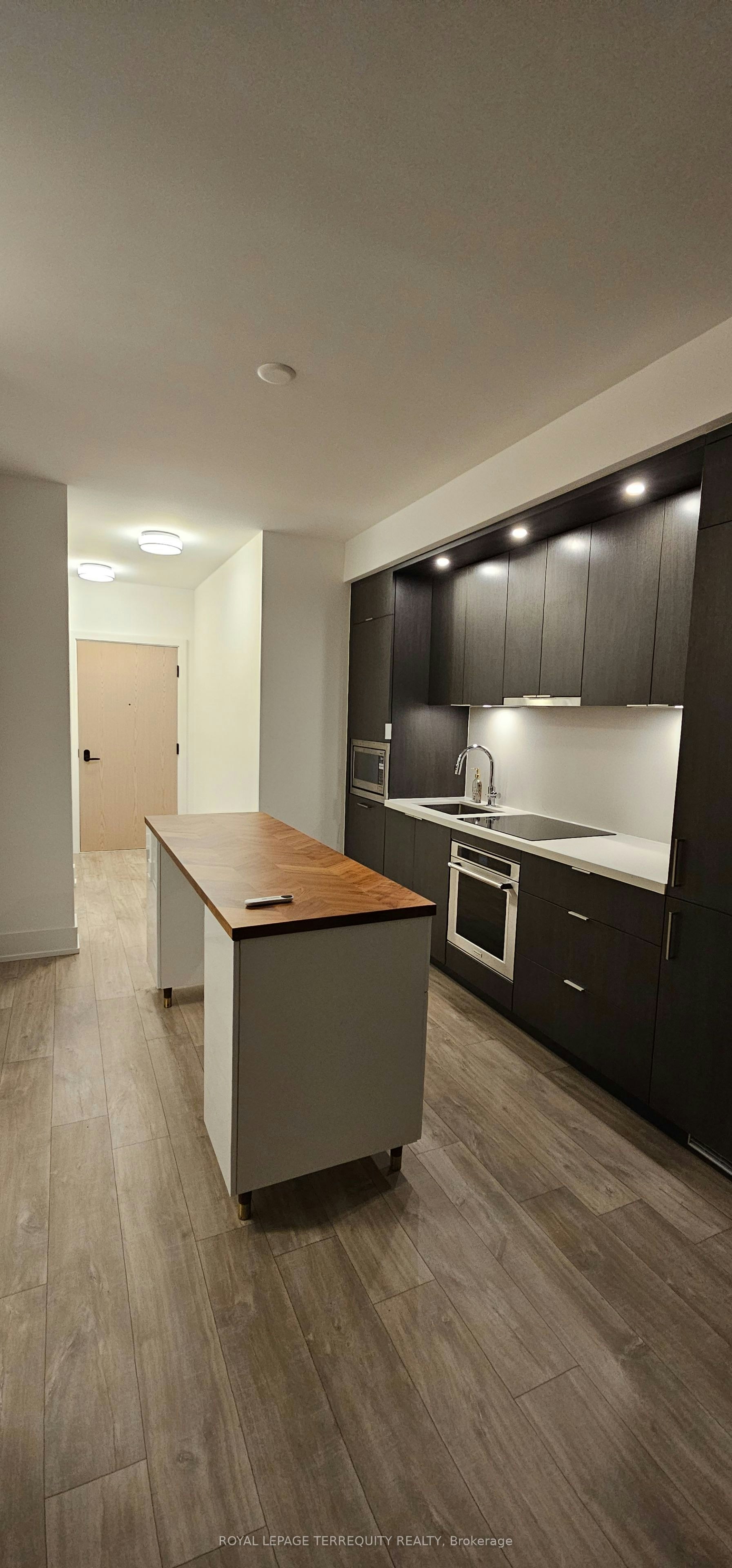 1106-10 Inn ON The Park Drive, Toronto, ON, M3C 0P9 - 11