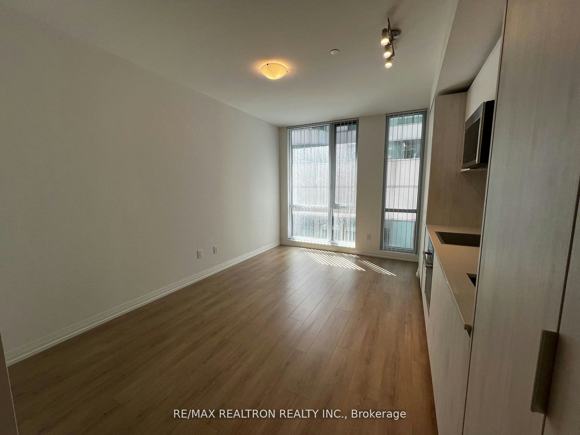 1210-8 Widmer Street, Toronto, ON, M5V 0W6 - 11