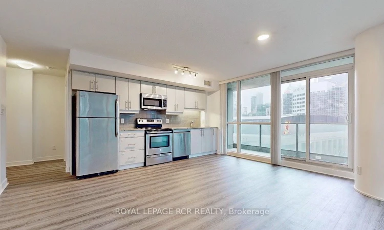 904-33 Bay Street