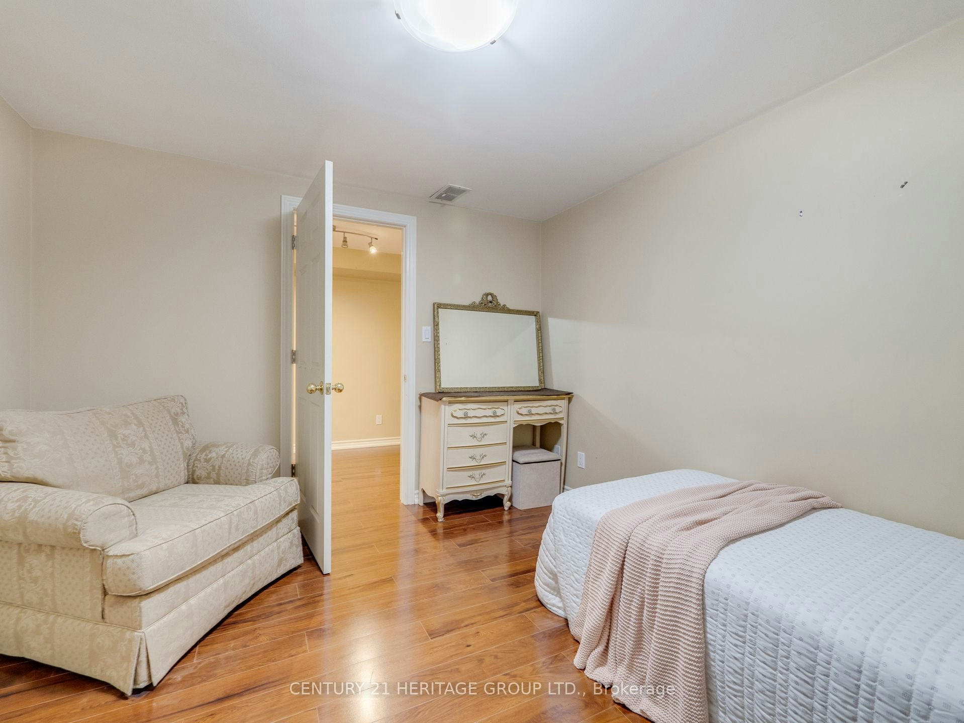 Room B-97 Allingham Gardens, Toronto, ON, M3H 1X9 - 7