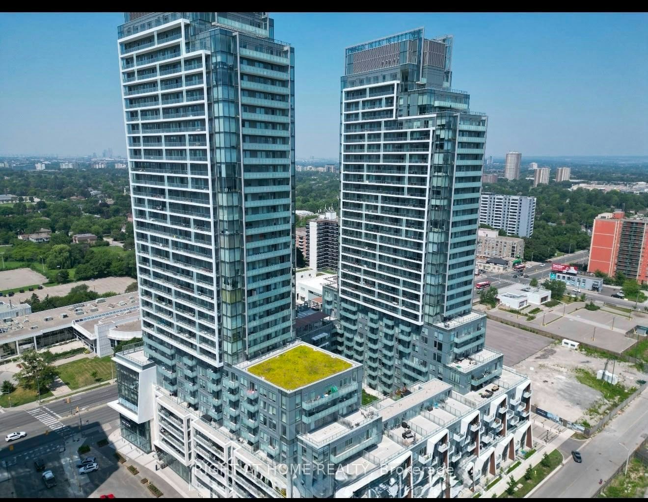 S2702-8 Olympic Garden Drive, Toronto, ON, M2M 0B9