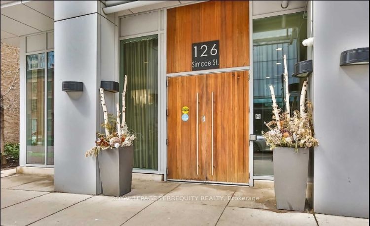 2209-126 Simcoe Street, Toronto, ON, M5H 4E6 - 2
