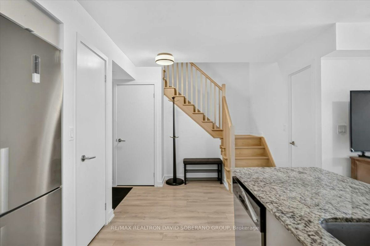 112 Varna Drive, Toronto, ON, M6A 0C6 - 14