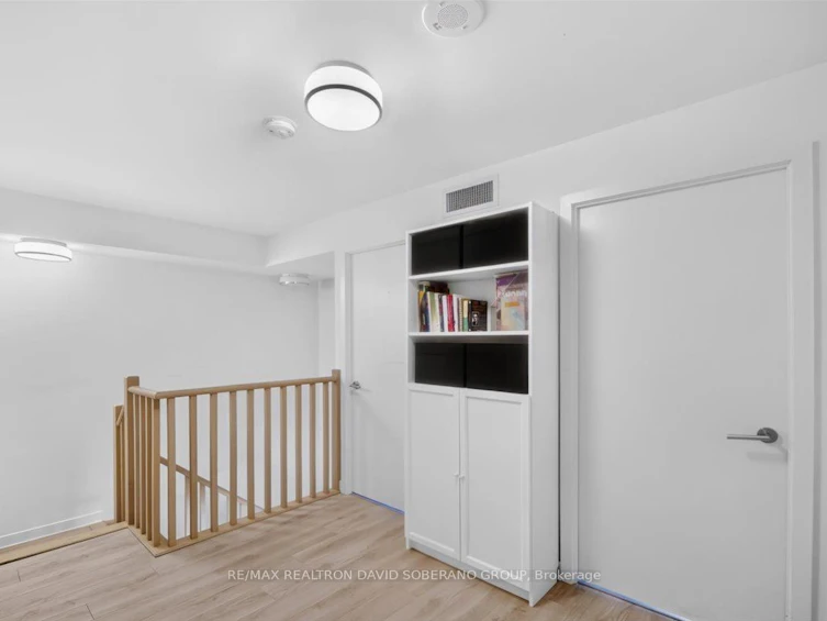 112 Varna Drive, Toronto, ON, M6A 0C6 - 18
