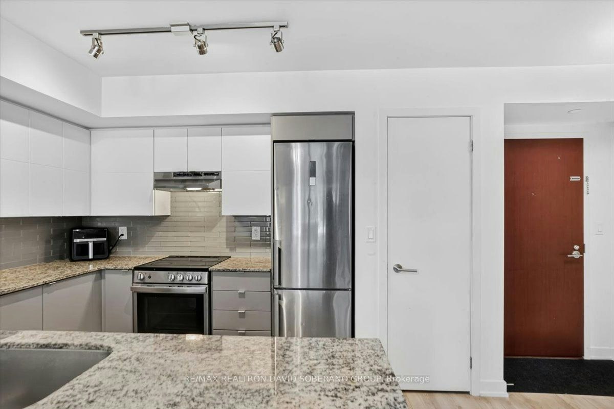 112 Varna Drive, Toronto, ON, M6A 0C6 - 12