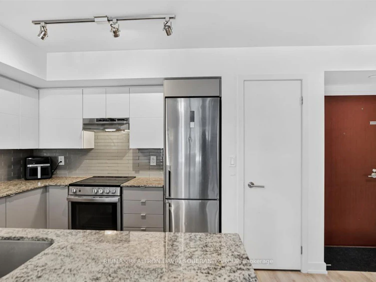112 Varna Drive, Toronto, ON, M6A 0C6 - 12