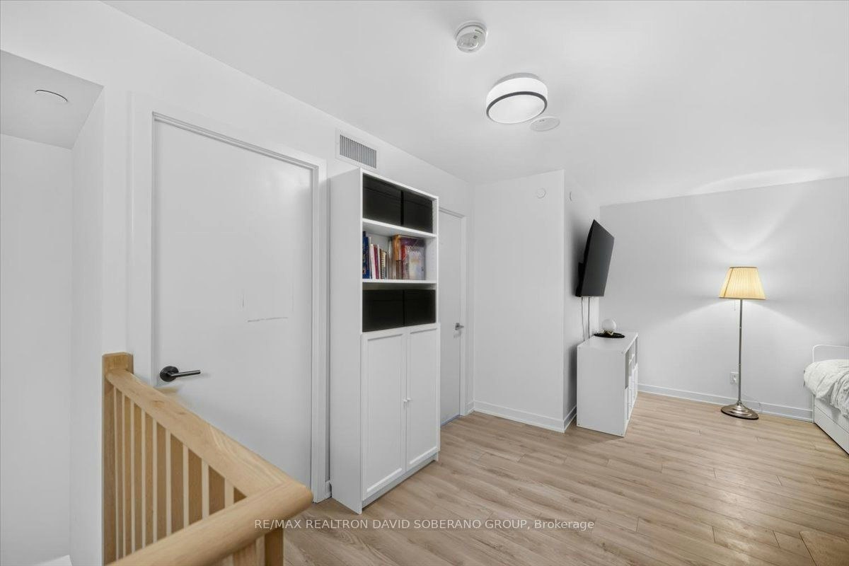 112 Varna Drive, Toronto, ON, M6A 0C6 - 20
